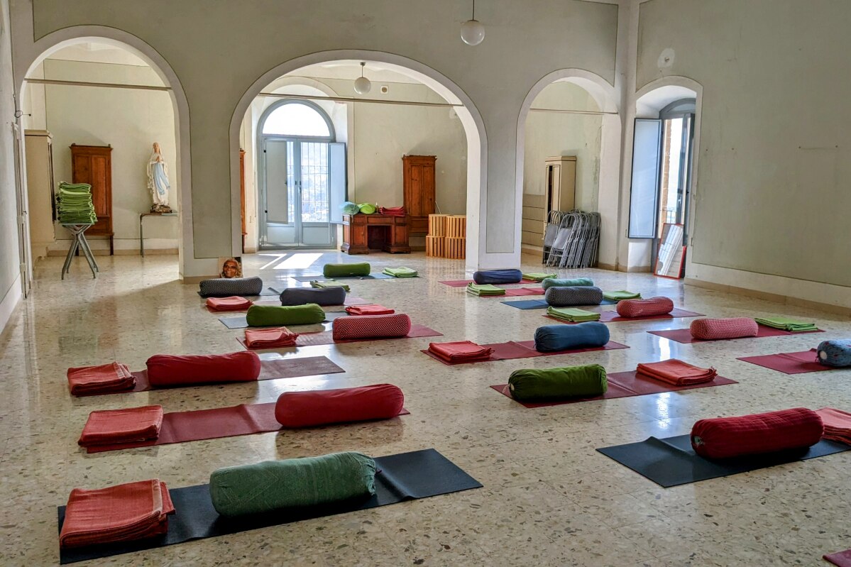 yoga studio retreat umbria karin